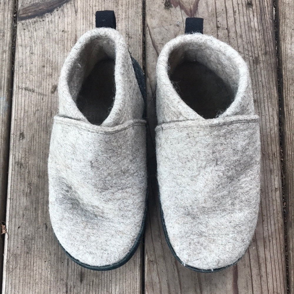 Kyrgies slippers size 31 oatmeal color in brand new conditon